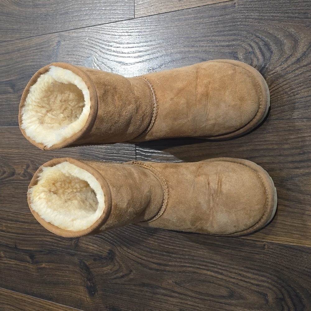 Girl's in great condition size 4 UGG classic II boot chestnut color.